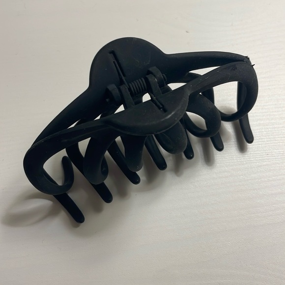 Anthropologie Courtside Matte Claw Hair Clip Black - Picture 2 of 3